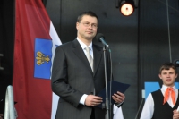 Ministru prezidents V. Dombrovskis svētku atklāšanā. Fotogrāfs J. Dunaiskis