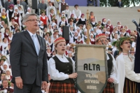 Valsts prezidents V. Zatlers dzied himnu.Fotogrāfs J. Dunaiskis