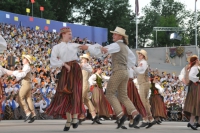 Deju kolektīva priekšnesums. Fotogrāfs J. Dunaiskis