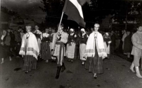 Svētku dalībnieki nes iesvētītus vainagus uz Daugavu. Fotogrāfs T. Rudāns