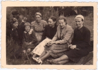 Latgales dziesmu svētku skatītājas. Fotogrāfs nav zināms