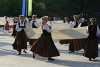 Deju kolektīva priekšnesums. Fotogrāfs J. Dunaiskis