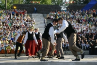 Deju kolektīva priekšnesums. Fotogrāfs J. Dunaiskis