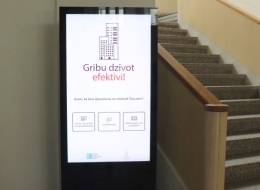 Daugavpilī uzstādīts digitālais stends par ēku atjaunošanu un energoefektivitāti