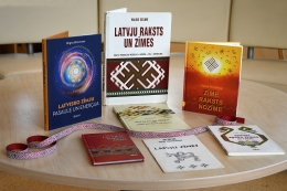 Latgales Centrālajā bibliotēkā skatāma izstāde “Spēka zīmes Latvijai”