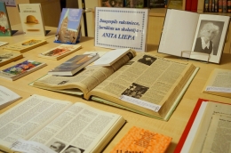 Rakstnieces Anitas Liepas jubilejai veltīta literatūras izstāde bibliotēkā